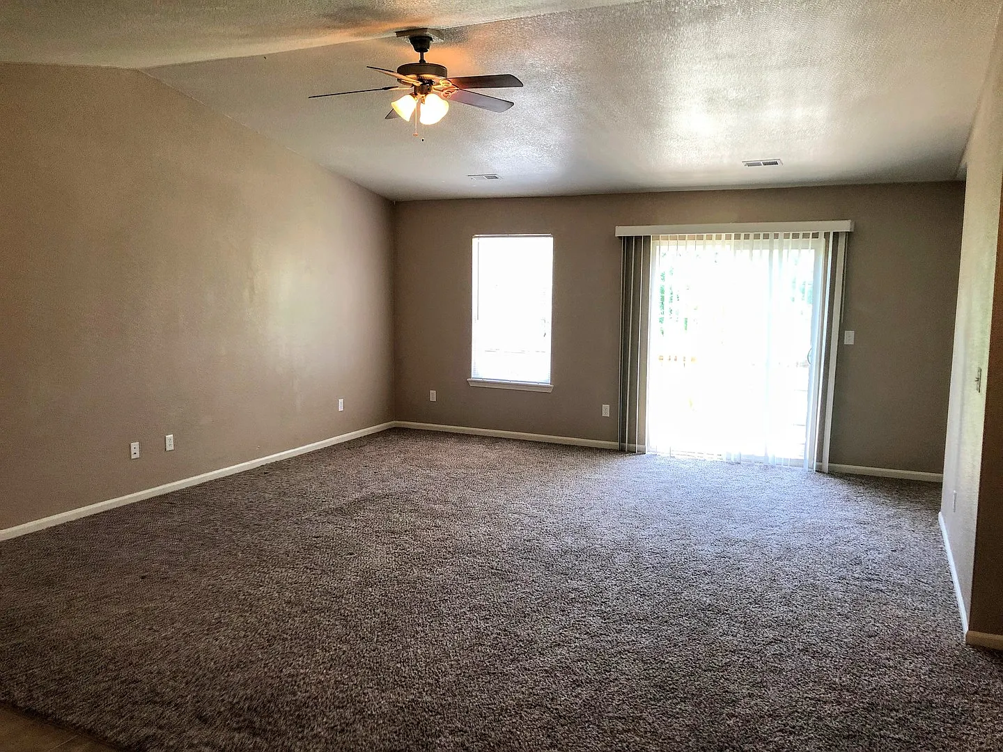 3 bed 2 bath spacious duplex! — Photo 2