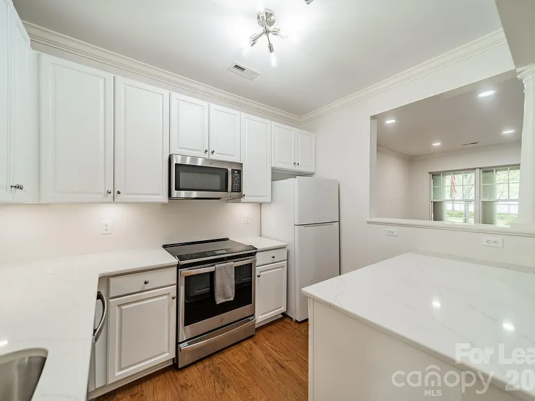 642 E 9th St — Photo 11