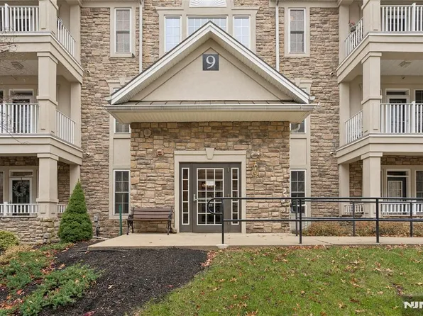 911 Holly Ln, Cedar Grove, NJ 07009