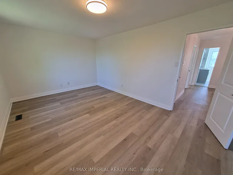 757 Pam Cres — Photo 13