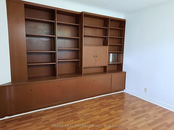 5th image of 205 Maplehurst Ave E