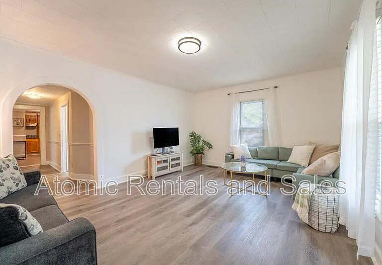 703 W 2nd Ave — Photo 6