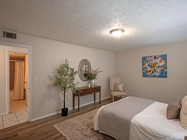 Grand Oaks Apartment — Photo 24