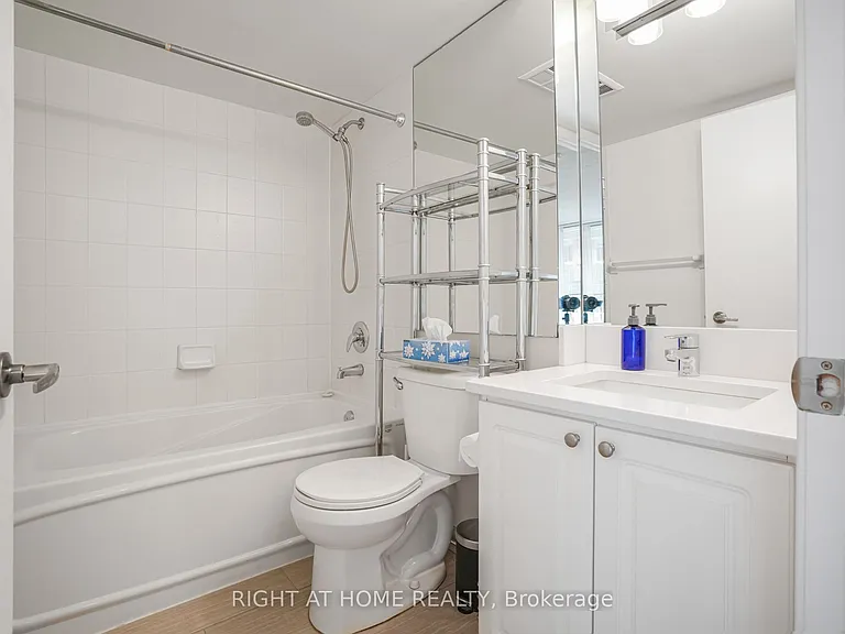 1000 King St W #220 — Photo 17