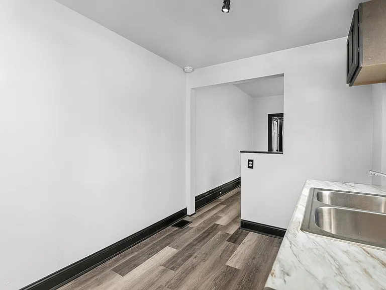 1112 1/2 Chartiers Ave #1112-1/2 — Photo 2