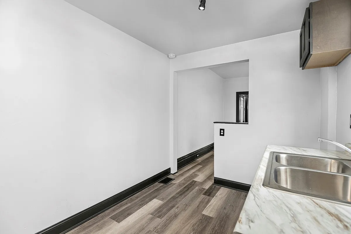 Building Photo - 1112 1/2 Chartiers Ave #1112-1/2