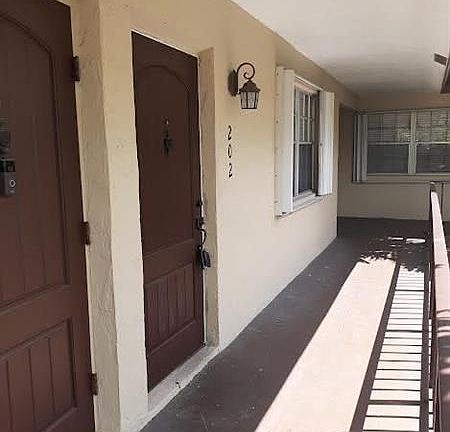 5th image of 510 NE 17th Ave APT 202