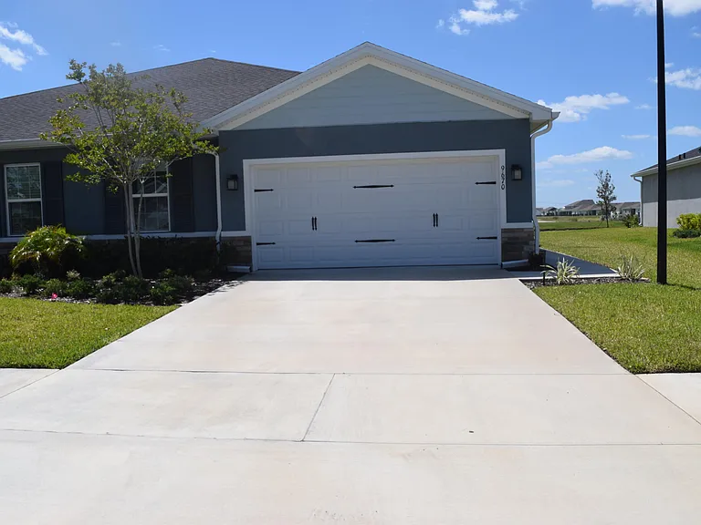9670 SW Libertas Way — Photo 1