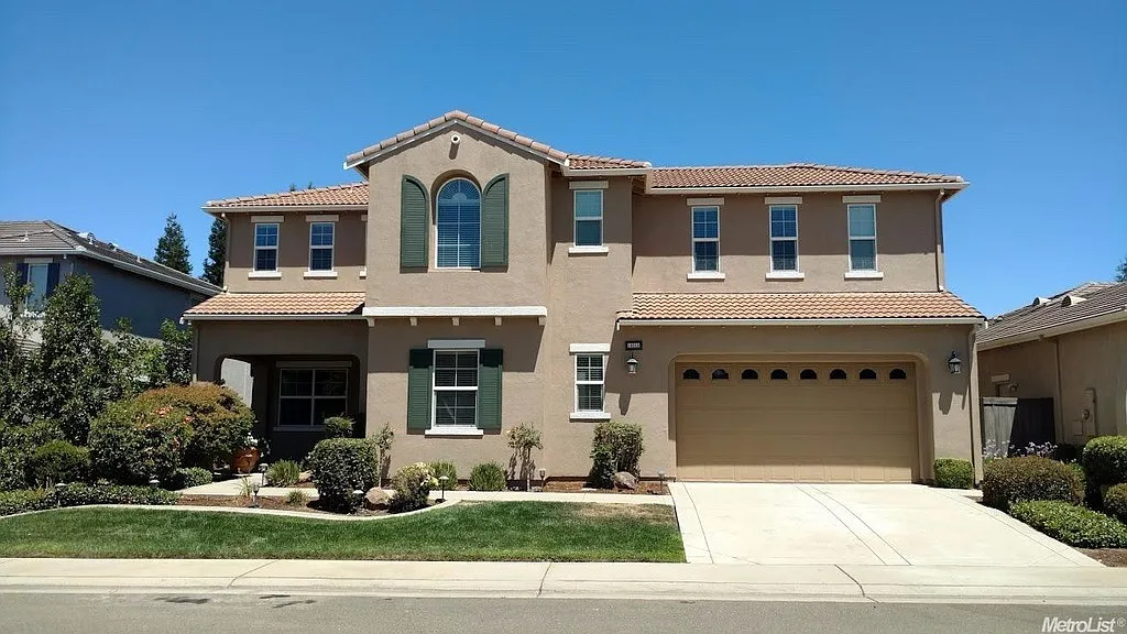 5 bed, 4.5 bath, 4000 sqft, $3,899 — Photo 1