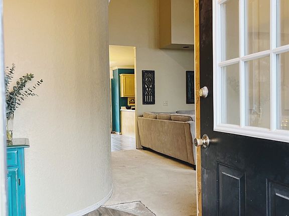 4th image of 2501 W Twin Oaks St