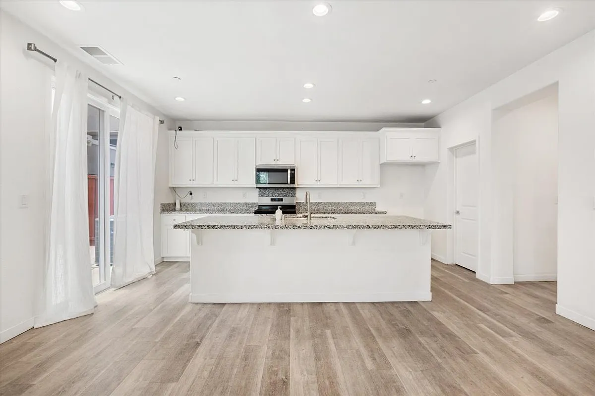 4 bed, 1992 sqft, $2,995 — Photo 3
