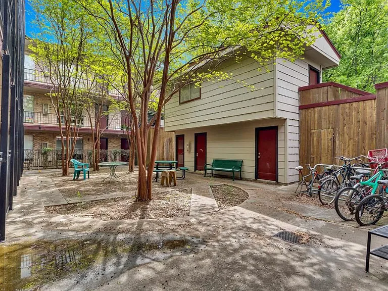 2207 Leon St #209 — Photo 16
