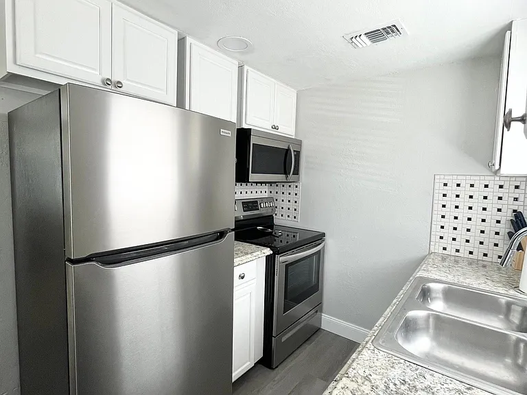 607 Lyndhurst St — Photo 11