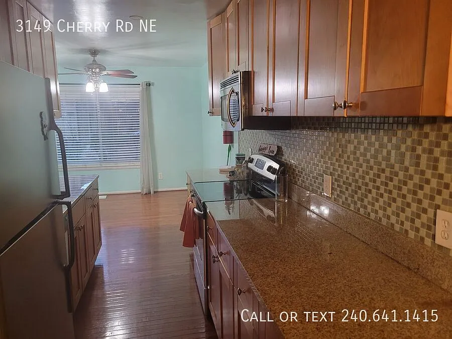 Lovely 3 BR/3.5 BA Townhome in Fort Lincoln! — Photo 4