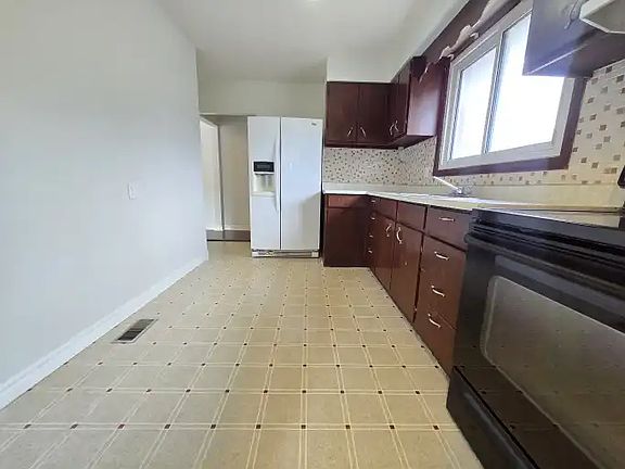 5th image of 585 Montcalm Ave #1