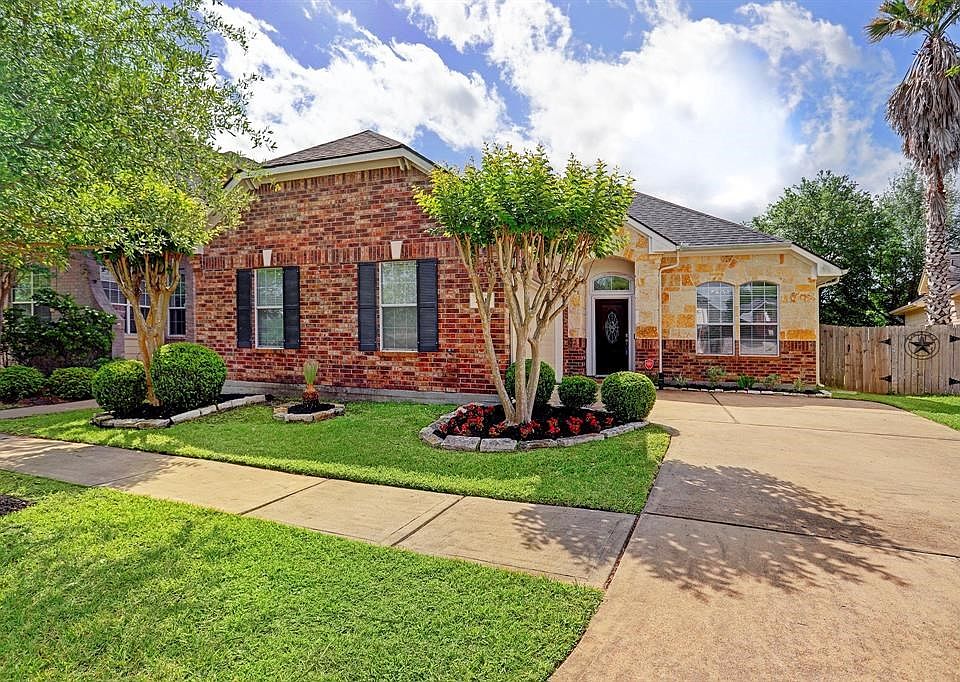 Gorgeous 2 bedroom, 2 bathroom home with tremendous curb appeal.