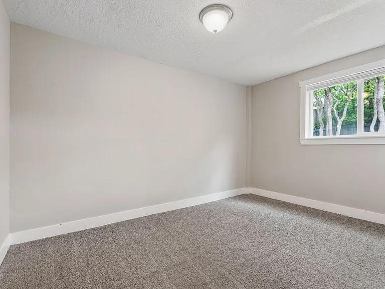 3395 E Larchmont Dr — Photo 37
