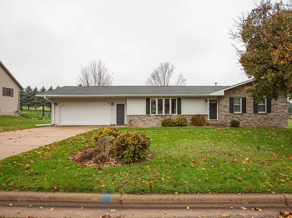 1530 W Golf Dr, Platteville, WI 53818