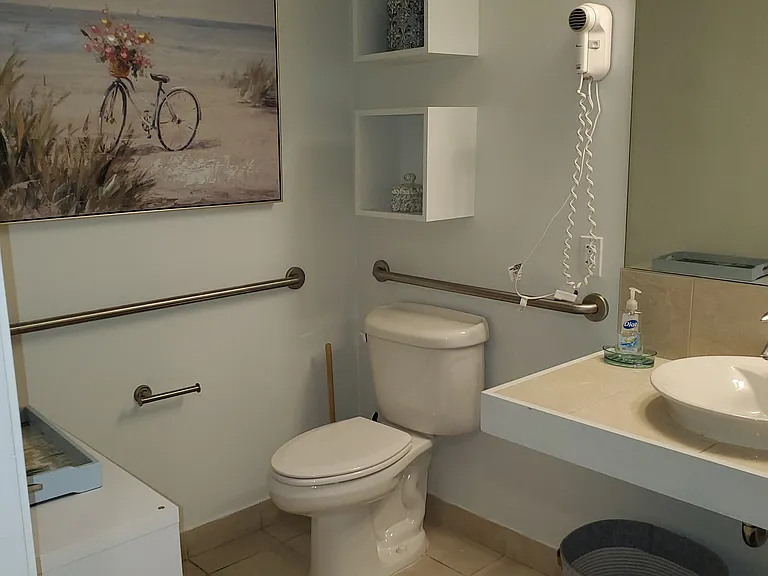 Spacious Full Bath