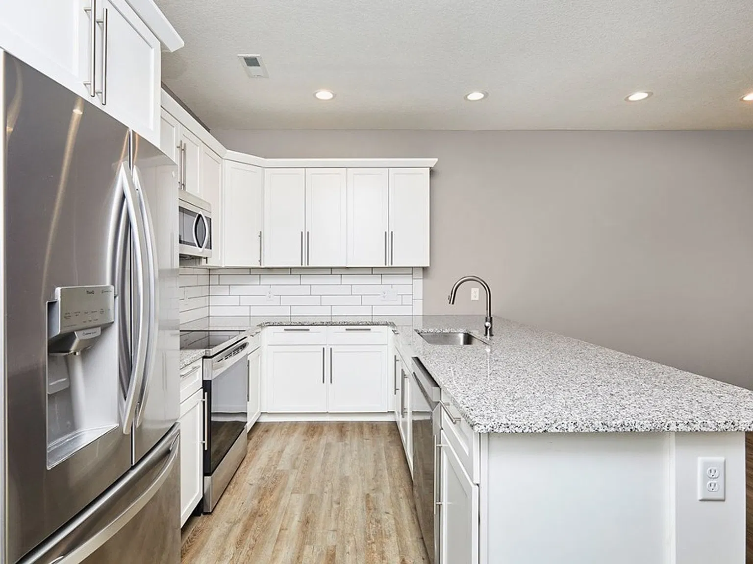 2339 SE Sydney Ln - 3BR 2.5ba Townhouse in Waukee — Photo 2