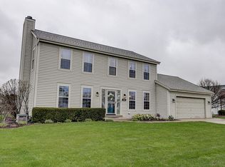 1041 Bending Brae Dr, Pewaukee, WI 53072