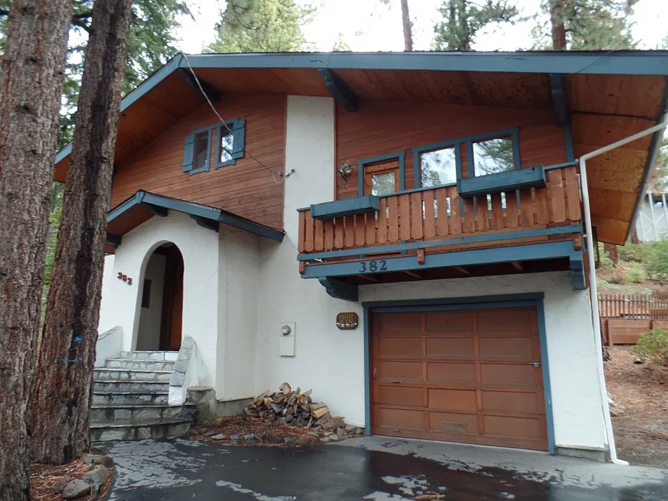 382 Country Club Dr