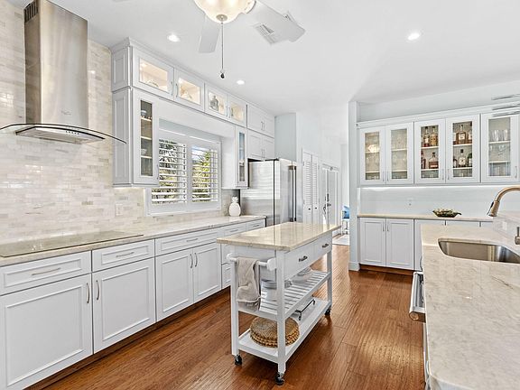 2nd image of 815 Hideaway Cir W