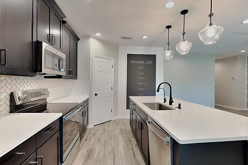 4 bed, 2.0 bath, 1819 sqft, $2,599 — Photo 2