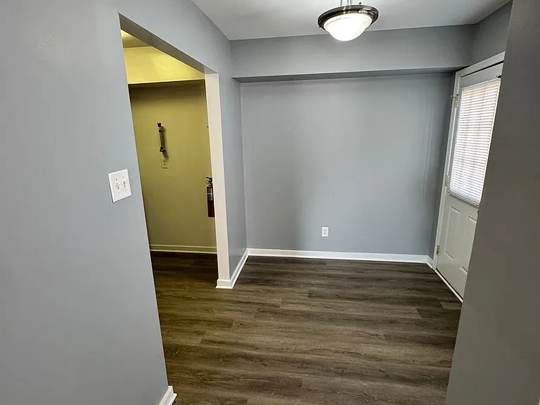 2 bed townhouse! Central Air, laundry. Great location. — Photo 2