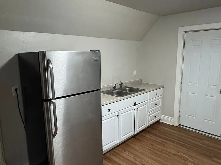 120 E Spring St — Photo 7