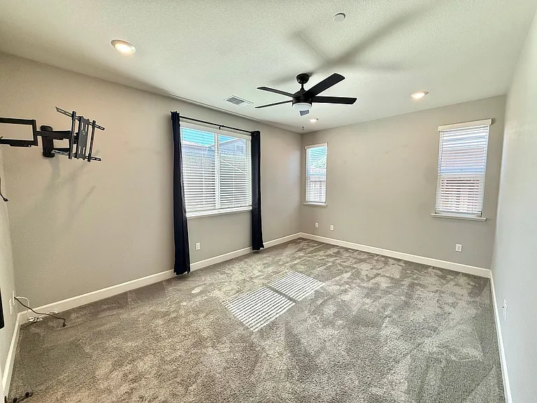 2925 Walker Way — Photo 10
