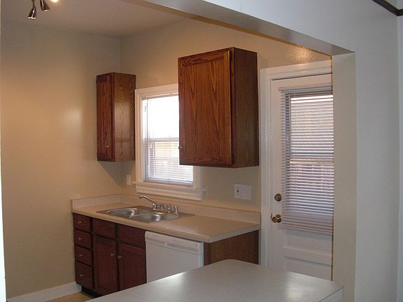 4th image of 2920 East Broadway