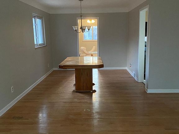 4th image of 23501 Cloverlawn Ave