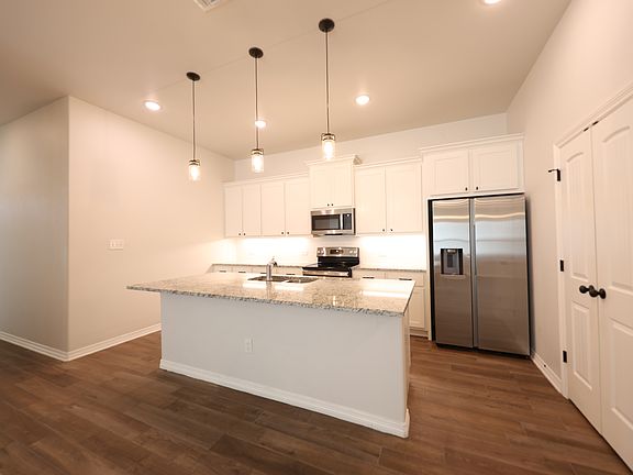 4th image of 421 Holstein Dr