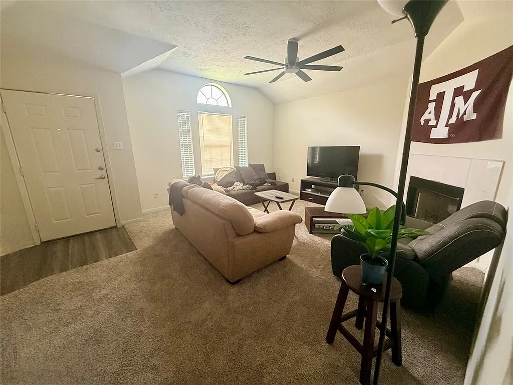 4 bed, 1364 sqft, $2,100 — Photo 2