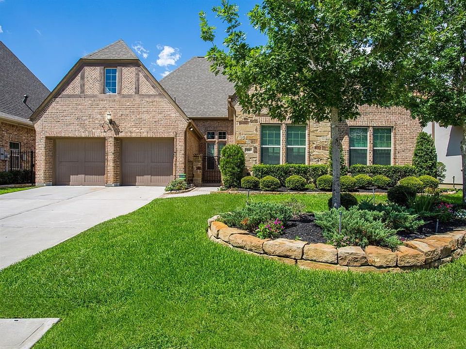 1st image of 26 Woodglade Way