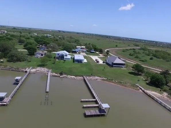 16 Trout St, Palacios, TX 77465