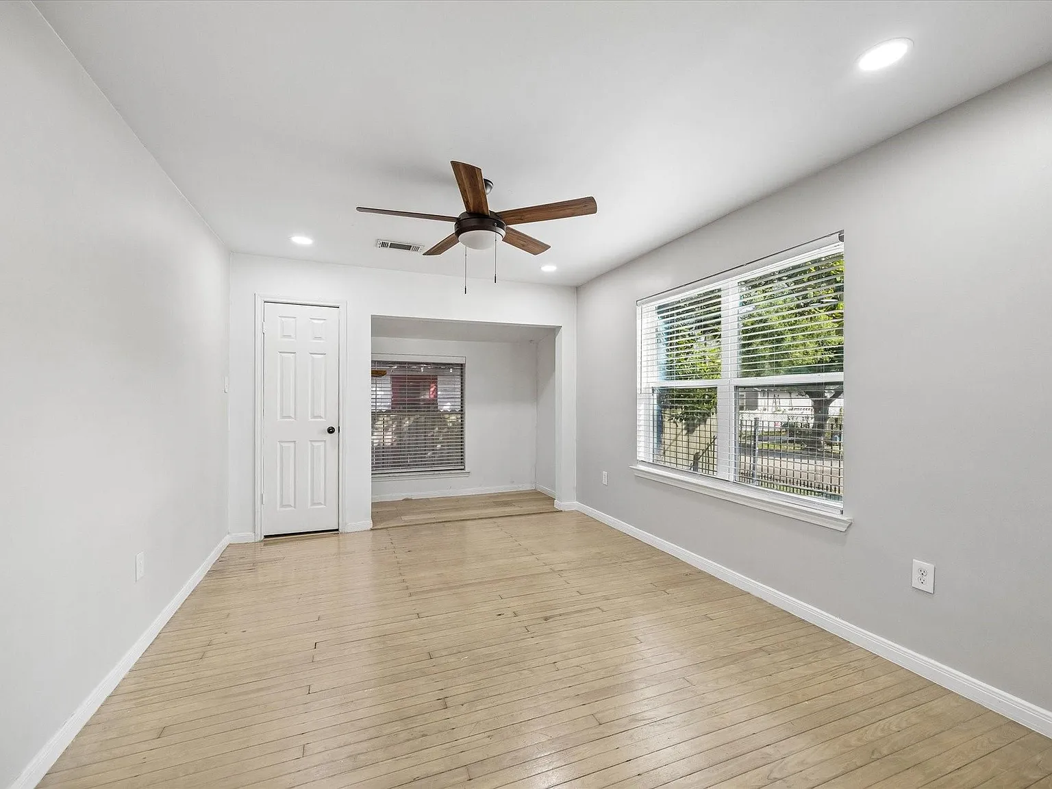 3 bed, 2.0 bath, 1813 sqft, $2,450 — Photo 4