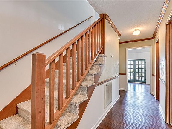5th image of 2918 Foxhall Cir Circle