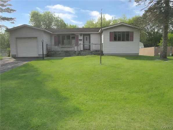 511 Sunflower Dr, Liverpool, NY 13088