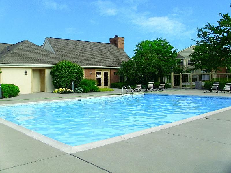 Large pool with Extra Seating