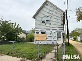 614 S 5th St, Clinton, IA 52732