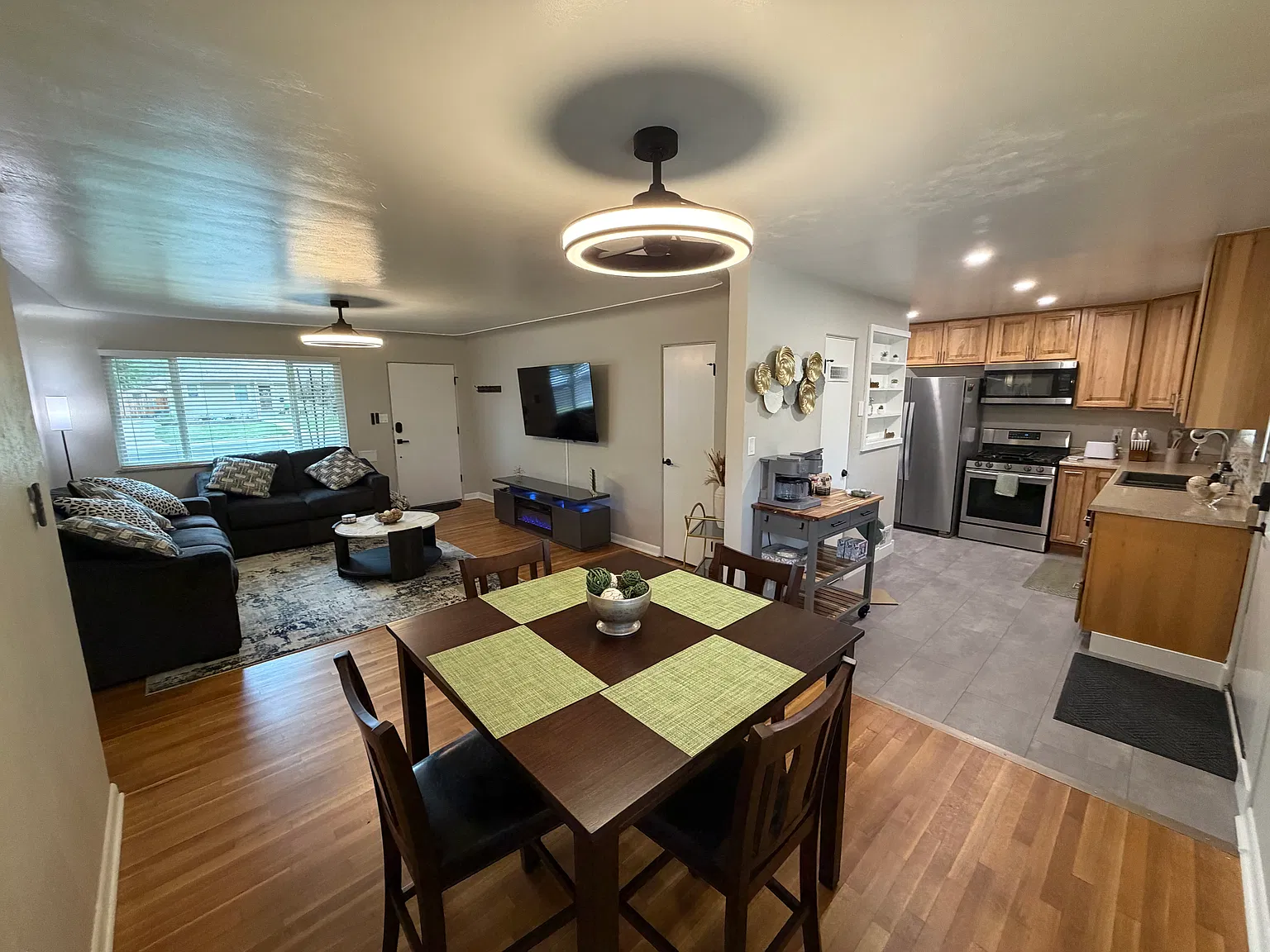 2 bed, 949 sqft, $2,900 — Photo 1