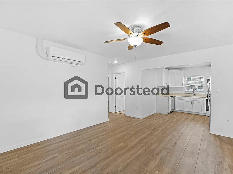 1204 E Esther St — Photo 23