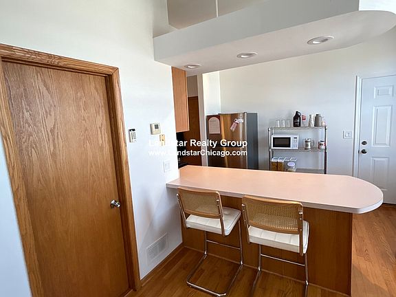 4th image of 1427 N Wood St APT 3R