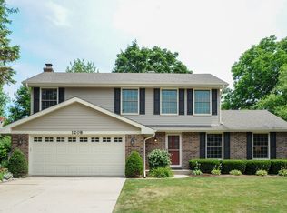 1208 Parliament Ct, Libertyville, IL