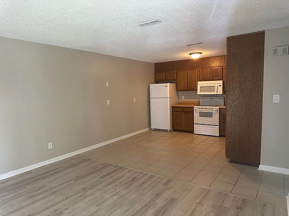3rd image of 3365 Greenbriar Cir #A-d