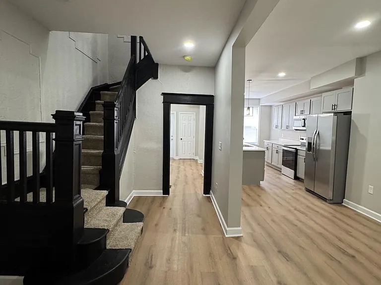 2216 Whittier Ave — Photo 5