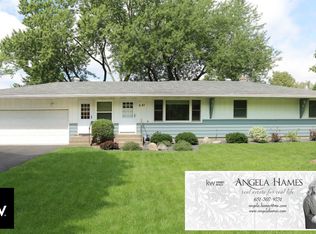 2087 Hand Ave, Roseville, MN 55113