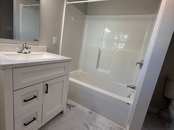 3rd image of 131 Bay St Floor 2